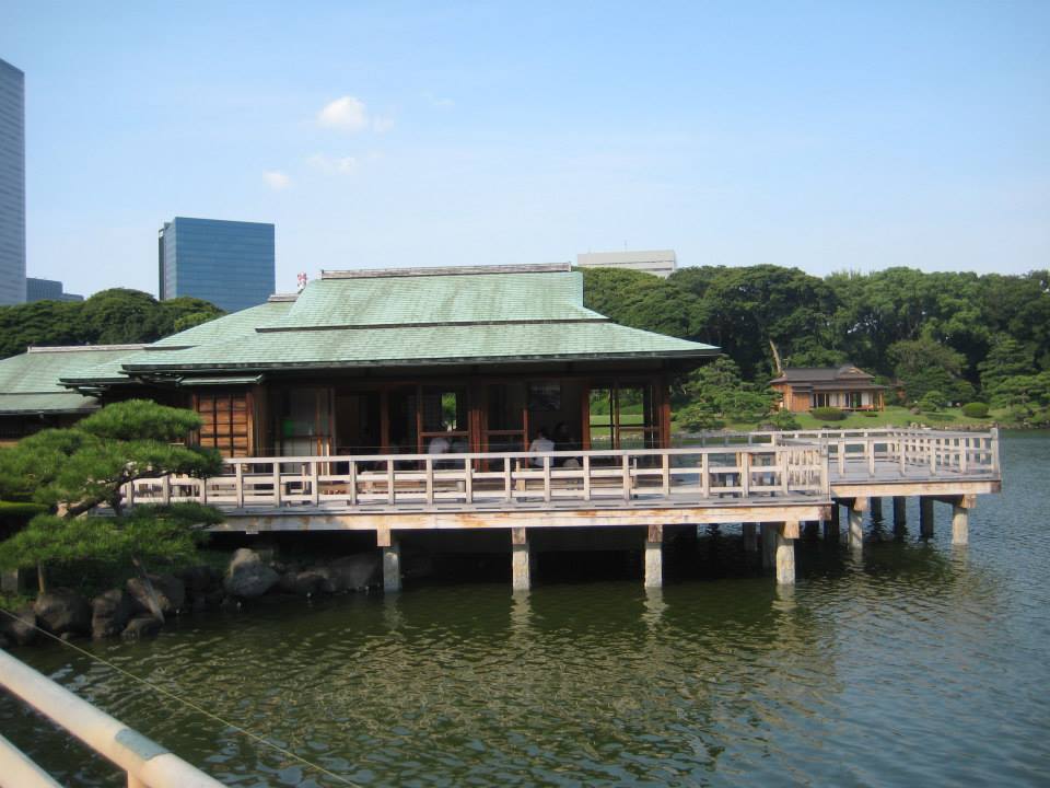 Hamarikyu teahouse outside